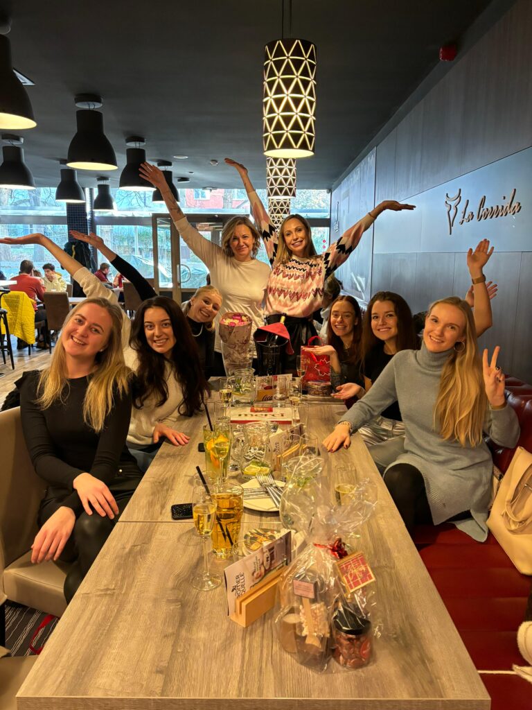 Tým Dnes pomáhám - Anička, Peťa, Maruška, Týnka, Katy, Míša, Pavlínka, Sára